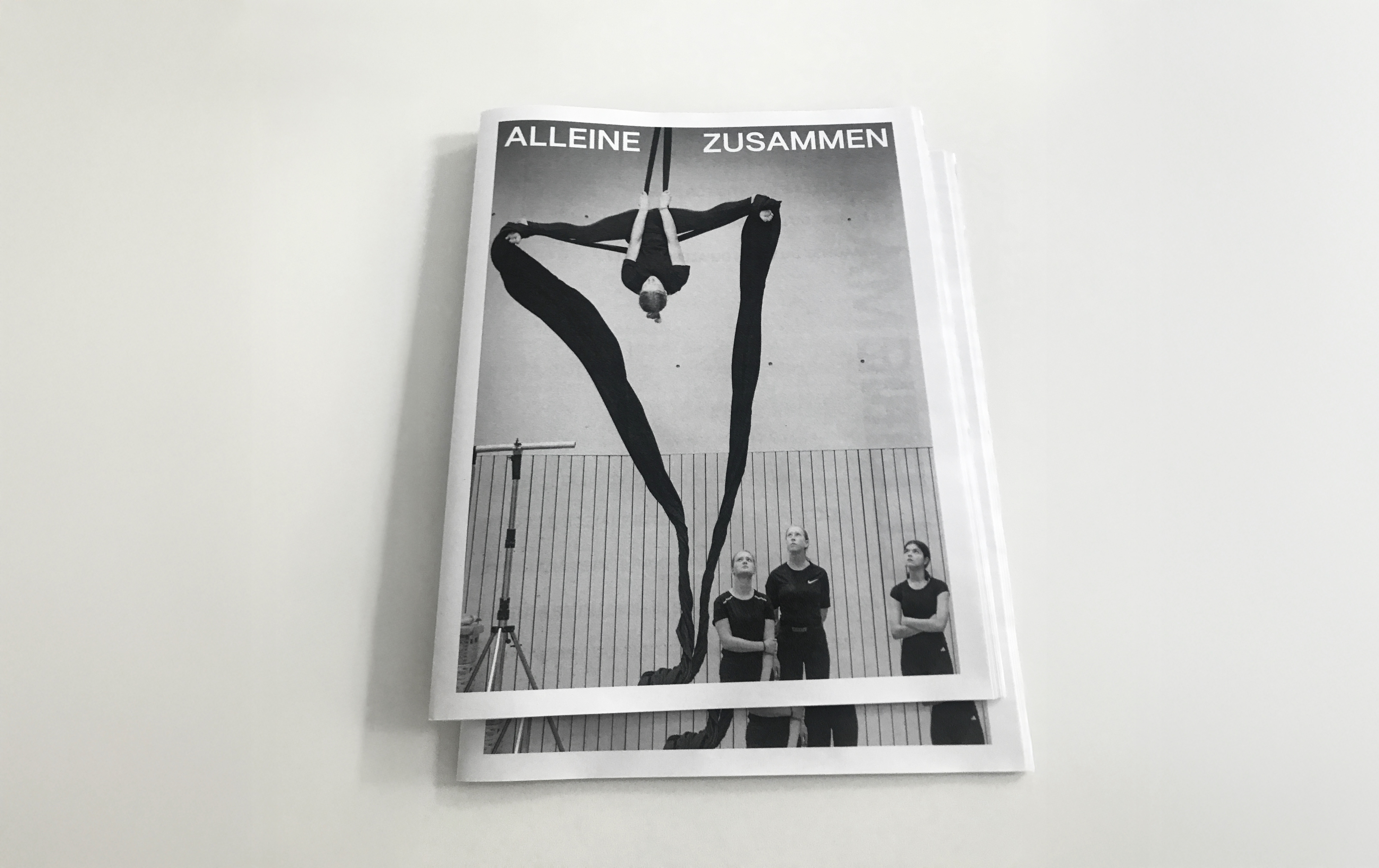 Cover of the Alleine/Zusammen newspaper.